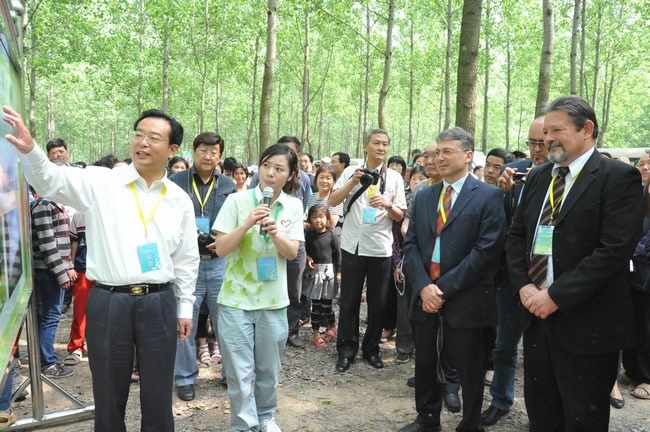 与会领导和来宾在平原林海自驾游沿线观摩现场