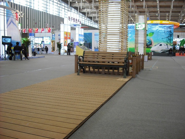 2010海峡两岸企业家紫金山峰会中心展区采用聚锋公司提供的绿色环保型塑木产品
