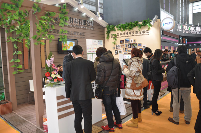 聚锋塑木成功参加2013上海地材展