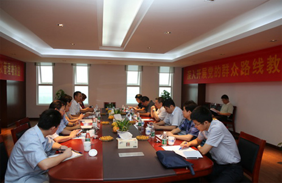 座谈会上，公司董事长吴汾汇报了企业发展情<img